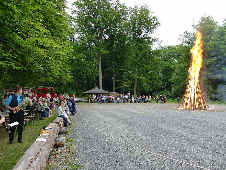 Entzünden des Johannifeuers (Foto: Karl-Franz Thiede)